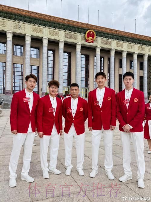 传承与祝福——中国男足与U12小球员亲切合影